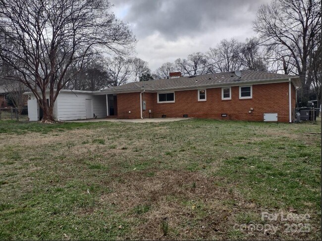 Building Photo - 5027 Dogwood Pl