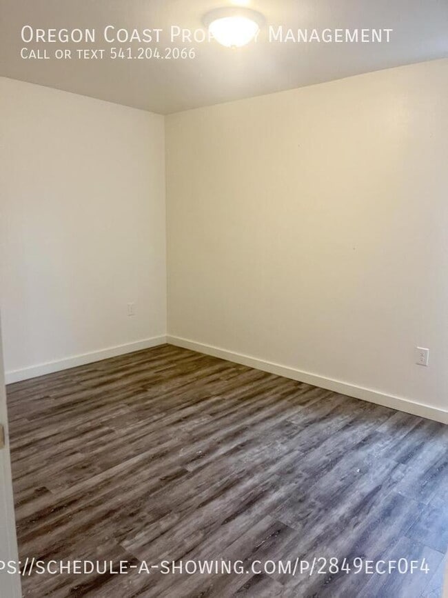 Building Photo - 170 SW Strawberry Ln