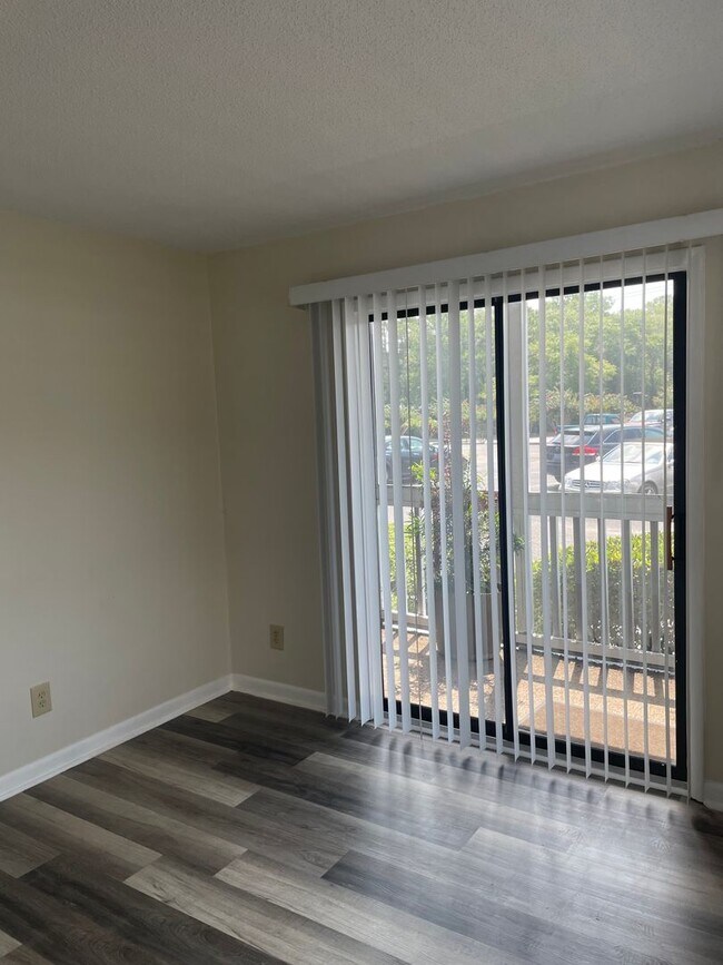 Building Photo - 10170 Beach Dr SW