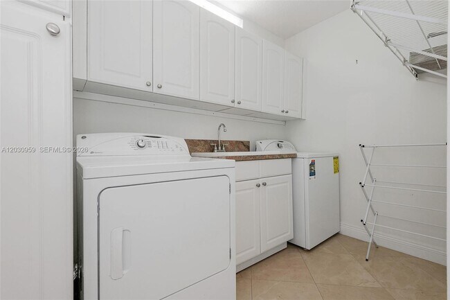 Building Photo - 8855 Collins Ave