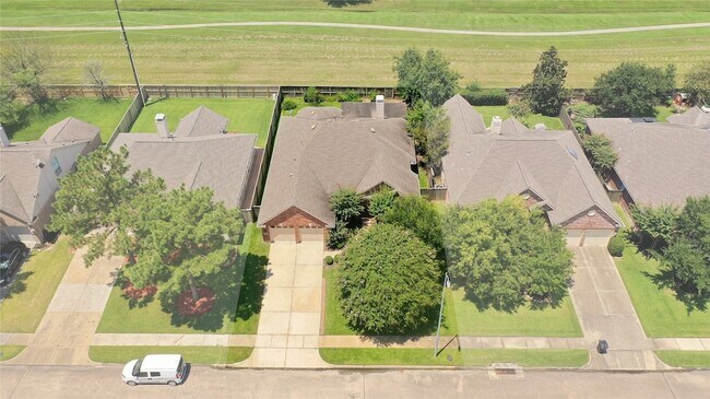 Building Photo - 9026 Robinhoods Well Dr