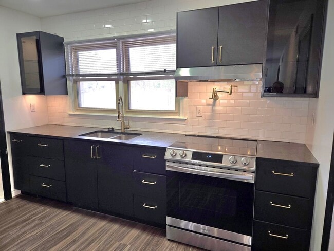 Building Photo - Spacious Five Bedroom