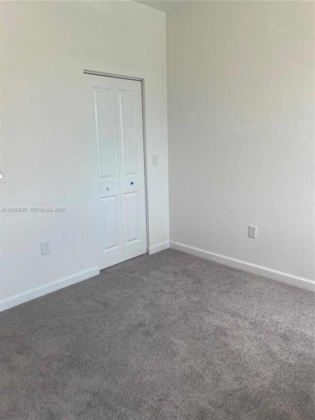 Building Photo - 20588 NE 5th Pl