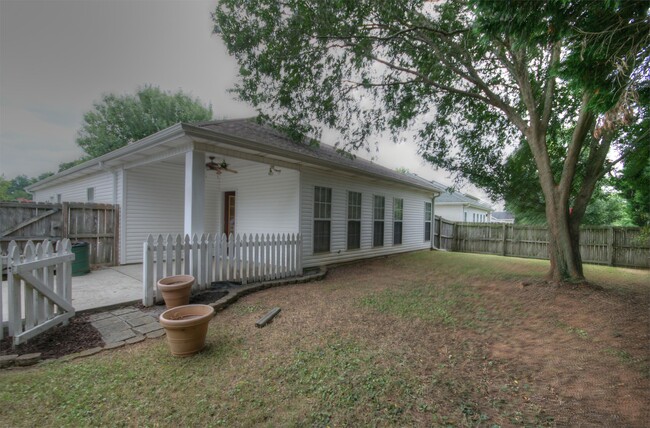 Building Photo - 215 River Oaks Dr