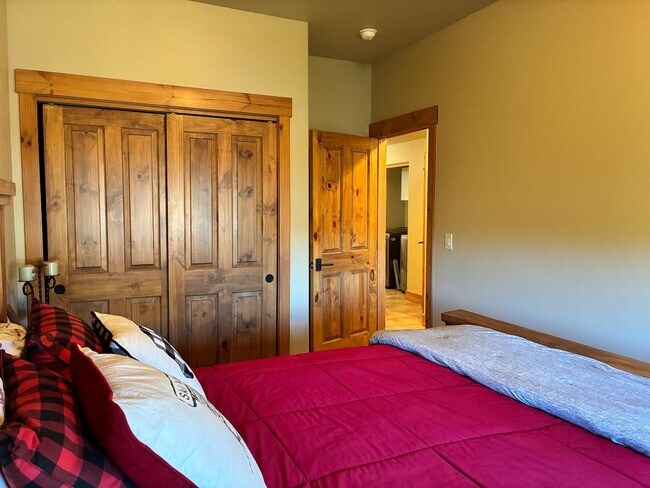 Building Photo - 831 Ermine Ln