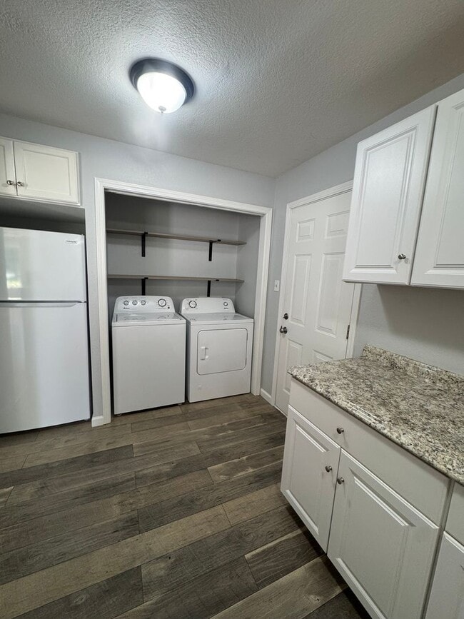 Building Photo - SPACIOUS 4 BED 2 BATH HOUSE WITH LARGE FENCED BACKYARD IN SHASTA LAKE