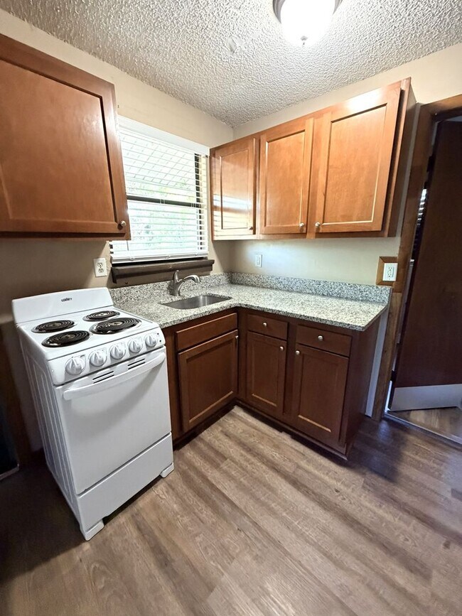 Building Photo - Upstairs 2BR/1BA Riverside Duplex Apartment