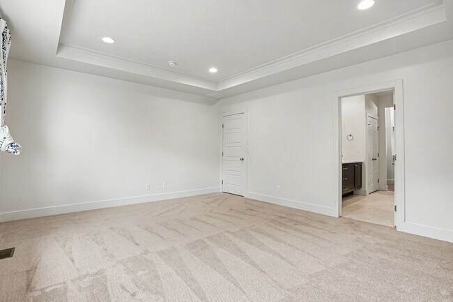 Building Photo - 6120 N Hacienda Ave