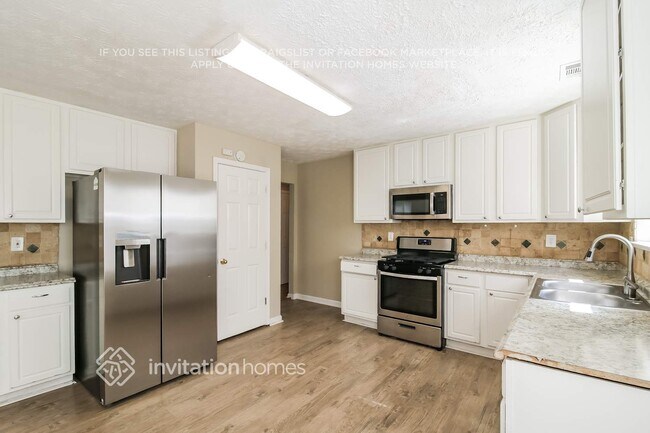 Building Photo - 1418 Fall River Dr