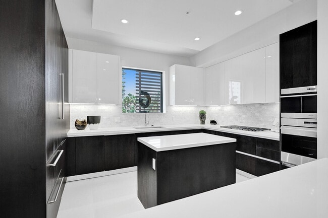 Building Photo - 3040 N Ocean Blvd