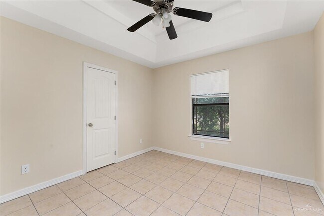 Building Photo - 1307 W Kiwi Ave