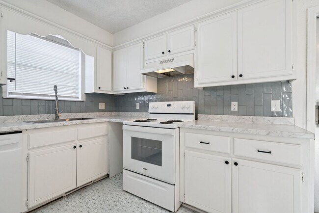 Building Photo - 3-Bedroom Home Near Dining, Shopping & Broadway Extension