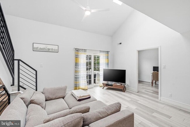 Building Photo - 3904 Fenwick Ln