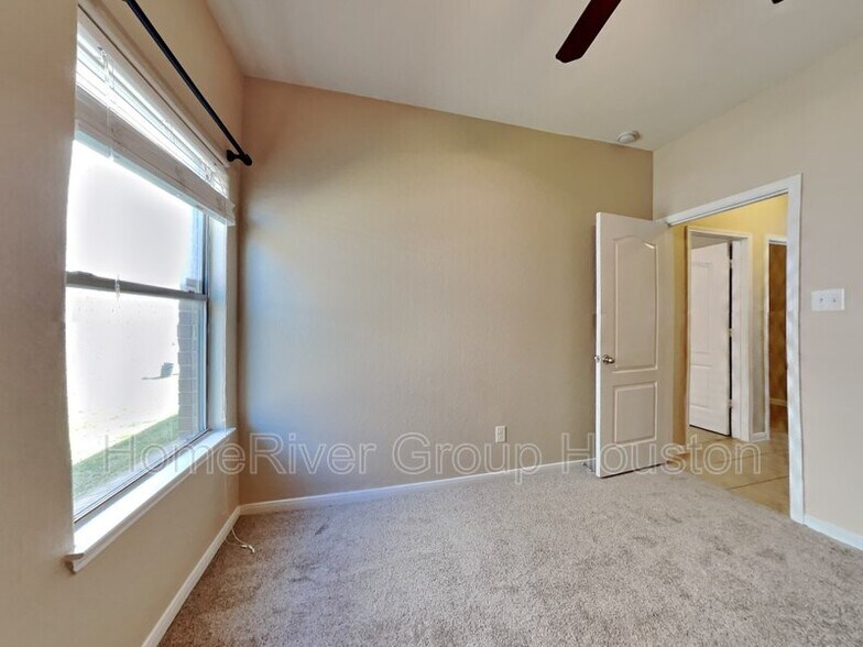 Building Photo - 25942 Ravenside Dr