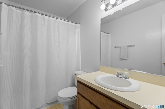 Building Photo - 213 Oakland St