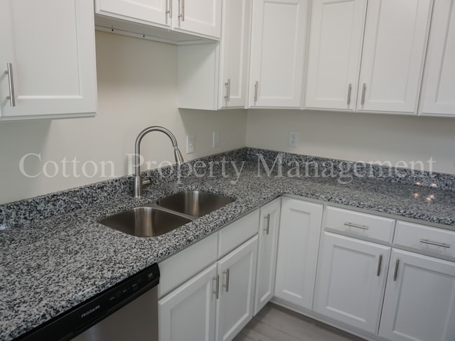 Building Photo - 2BR/1BA Beautiful Condo in Hampstead off S...