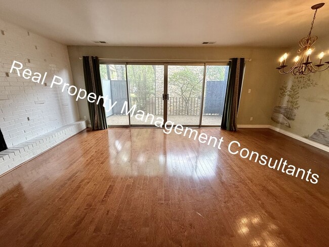 Building Photo - Beautiful Condo on the Plaza with City Vie...