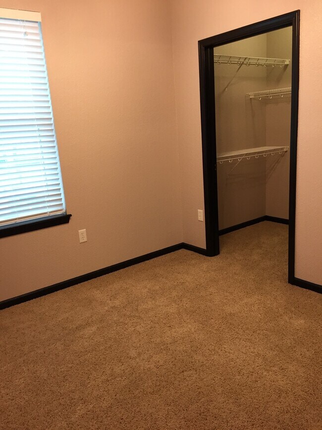 Building Photo - Large two bedroom apartment about a block away from Washburn University