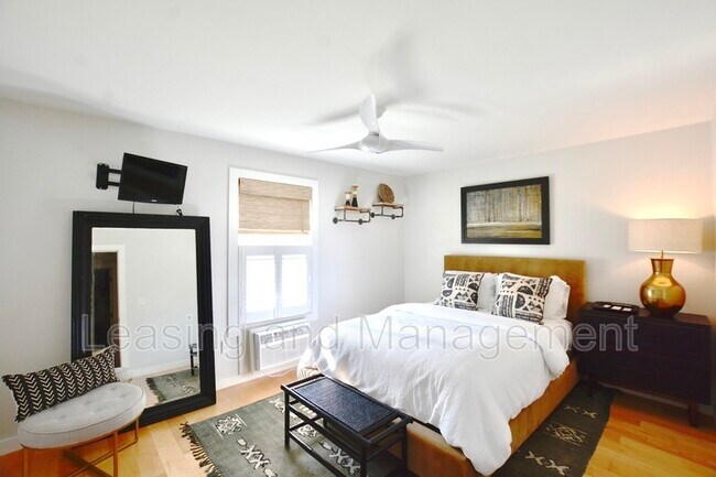 Building Photo - 2057 Middle St