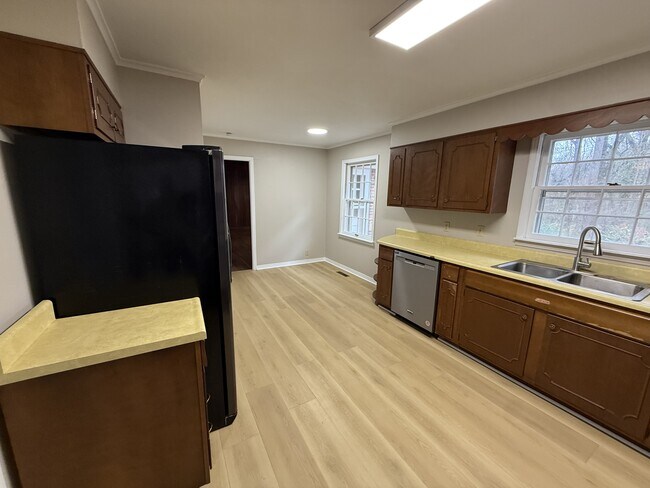 Primary Photo - 565 Paris St