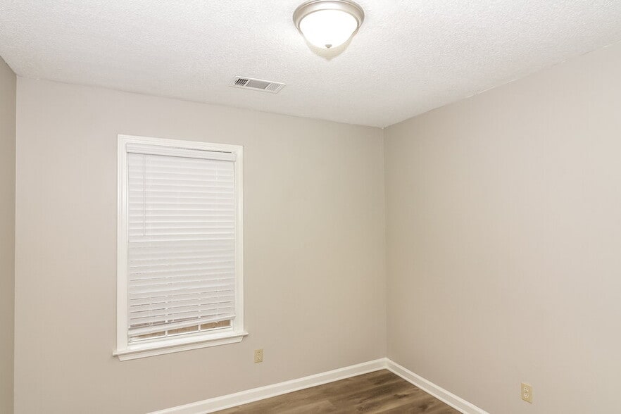 Building Photo - 1124 Dove Hollow Cir E