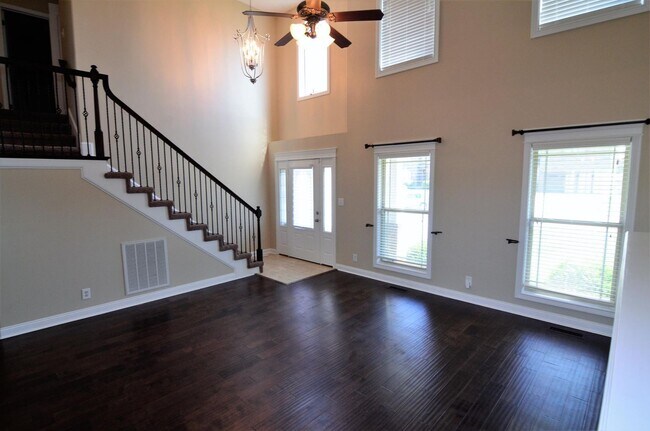 Building Photo - 4 bed 3 ba home...country view backyard