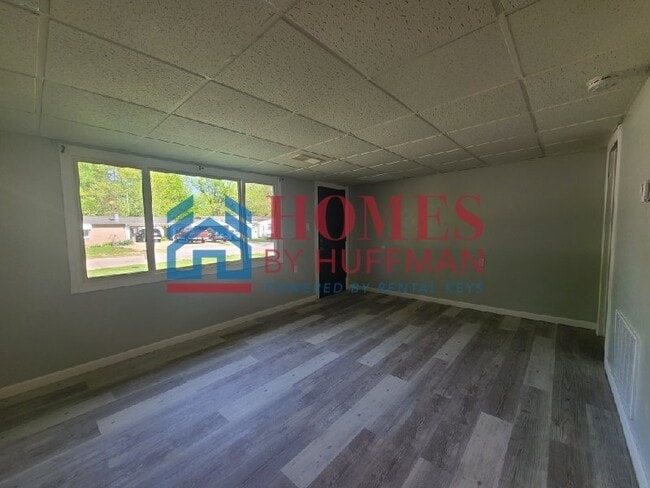 Building Photo - Two Bedroom House