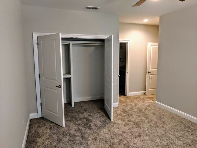 Building Photo - An amazing Townhouse for people who like b...