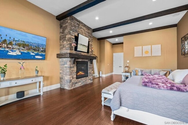 Building Photo - 208 Alicia Way