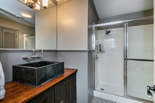 Building Photo - 1 W Woods Rd