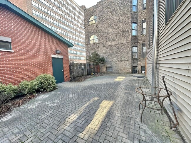 Building Photo - 5719 N Kenmore Ave