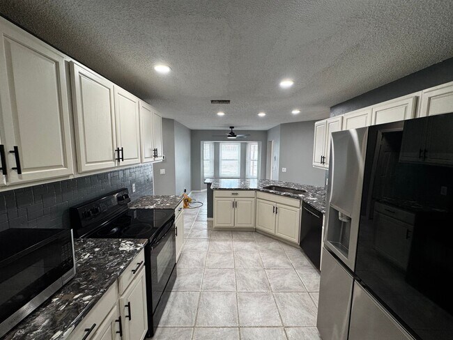 Building Photo - 3-Bedroom Ocala Home, Fenced Yard & Sunroom