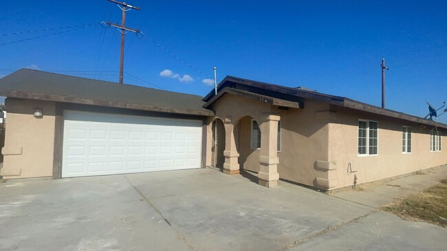 Building Photo - 2 Weeks Free Move-In Promo! Charming 4-Bed...