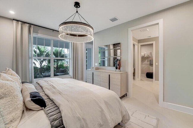 Building Photo - 923 SW Pr Ave