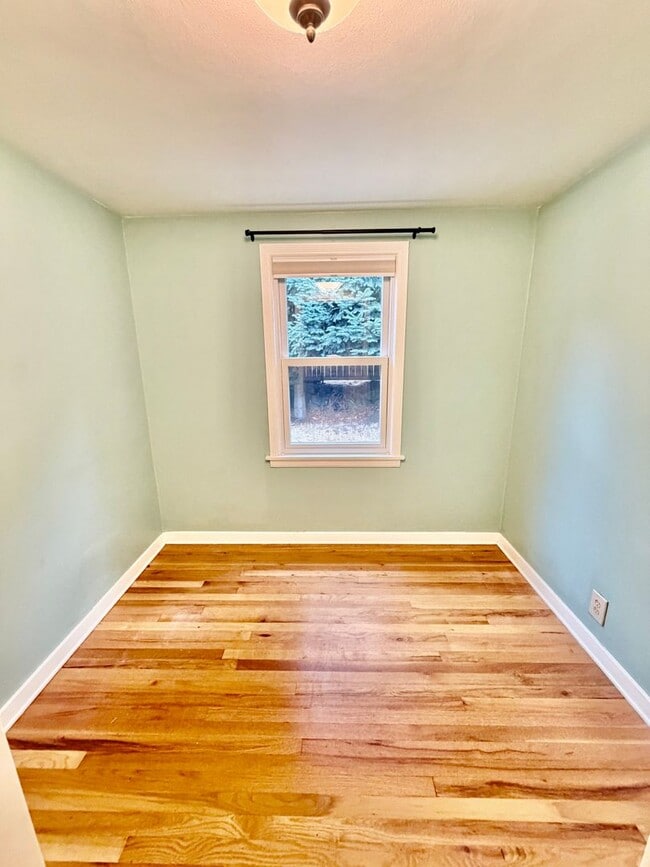 Building Photo - Charming Mid-Century Rambler in Magnolia AVAILABLE NOW! $4495