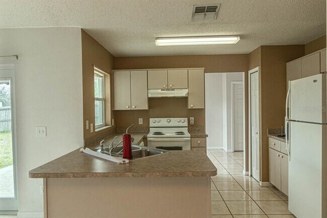 Building Photo - 233 E Gardenia Dr