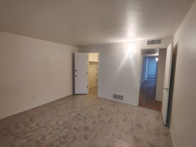 Building Photo - 926 N Venice Ave