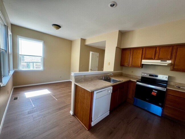 Building Photo - Charming 4 Bedroom close to Patty Jewett Golf Course