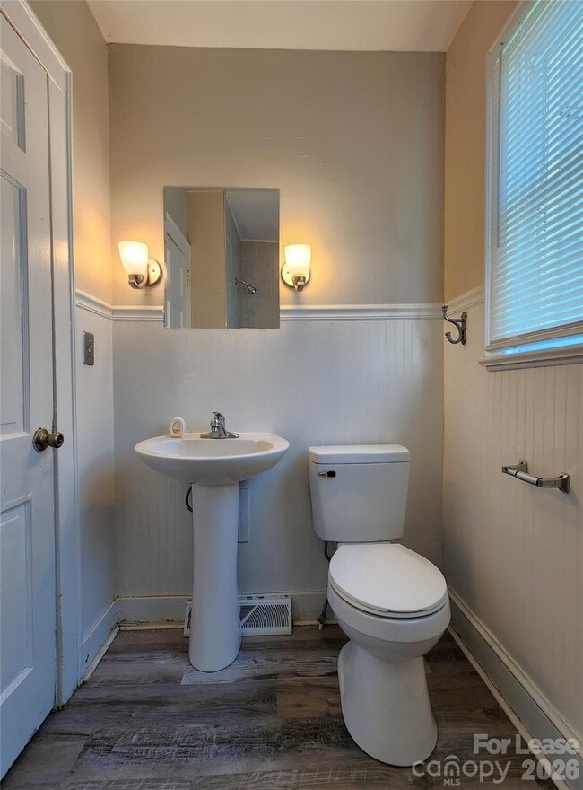 Building Photo - 12 Woodsdale Pl SE