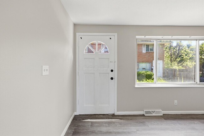 Building Photo - 1759 Lonsdale Rd