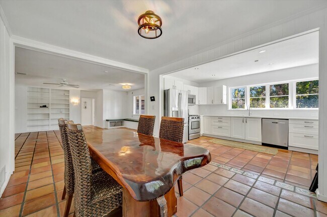 Building Photo - ALL THE CHARM! - Siesta Key 1+ acre on the Bay - 3 bed/ 2 bath pool home