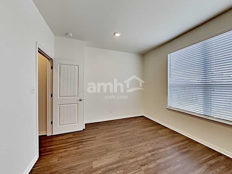 Building Photo - 2717 Lillybrook Ln