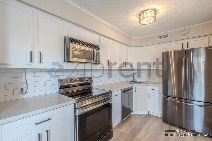 Building Photo - 2052 Lakeside Dr