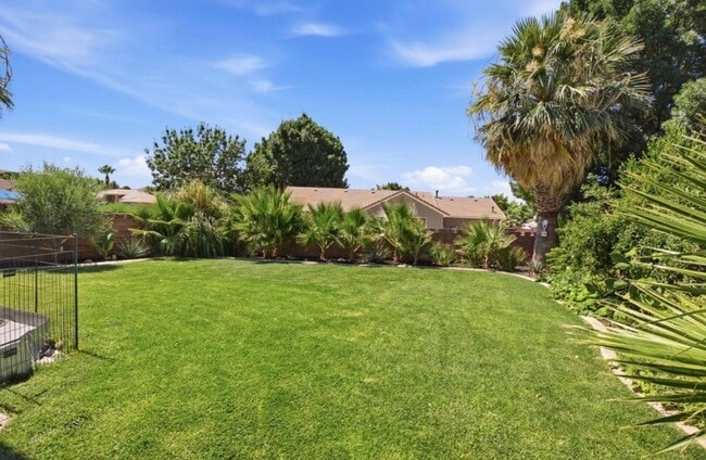 Building Photo - 930 S Indian Cir