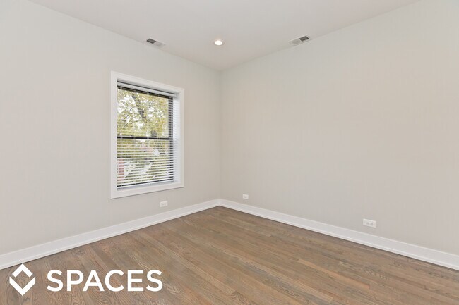 Building Photo - 849 W Lill Ave