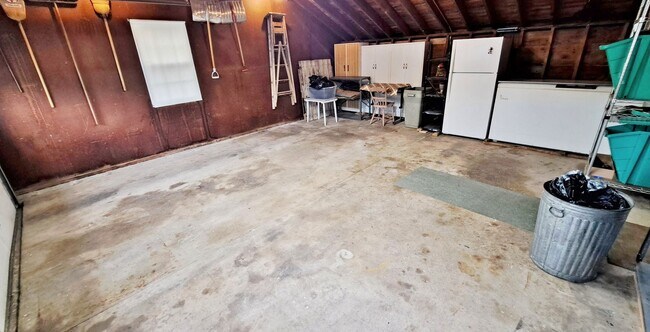 Building Photo - Fully Furnished 4 Bed / 1-1/2 Bath Single Family Home w/2 Car Garage