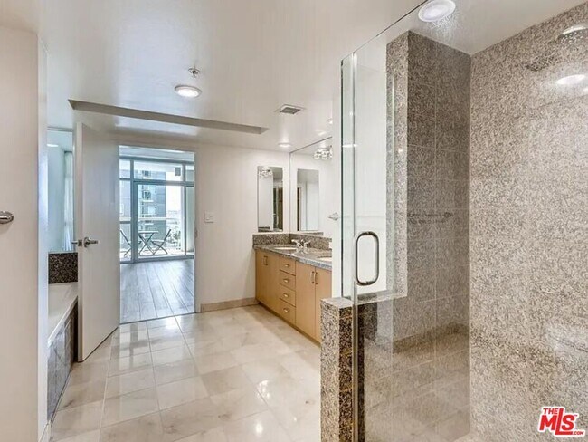 Building Photo - 13700 Marina Pointe Dr