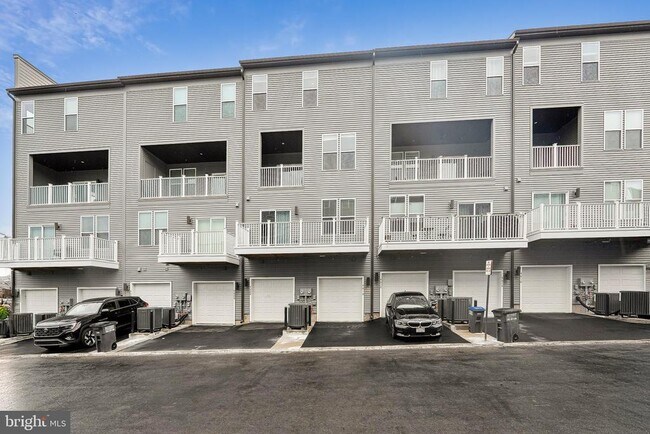 Building Photo - 4610 Olivine Dr