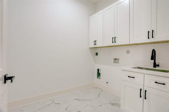 Building Photo - 6814 Hartland St