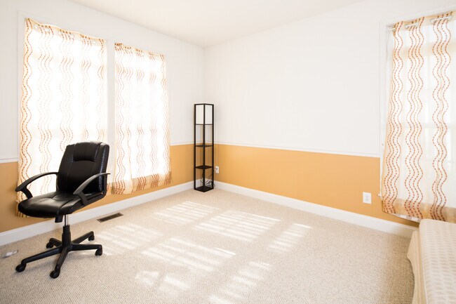 Building Photo - 33 Hempstead Dr